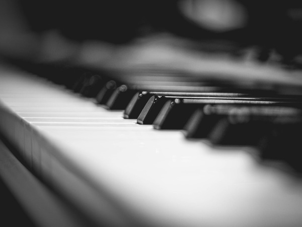 کلید‌های سفید و سیاه یک پیانو